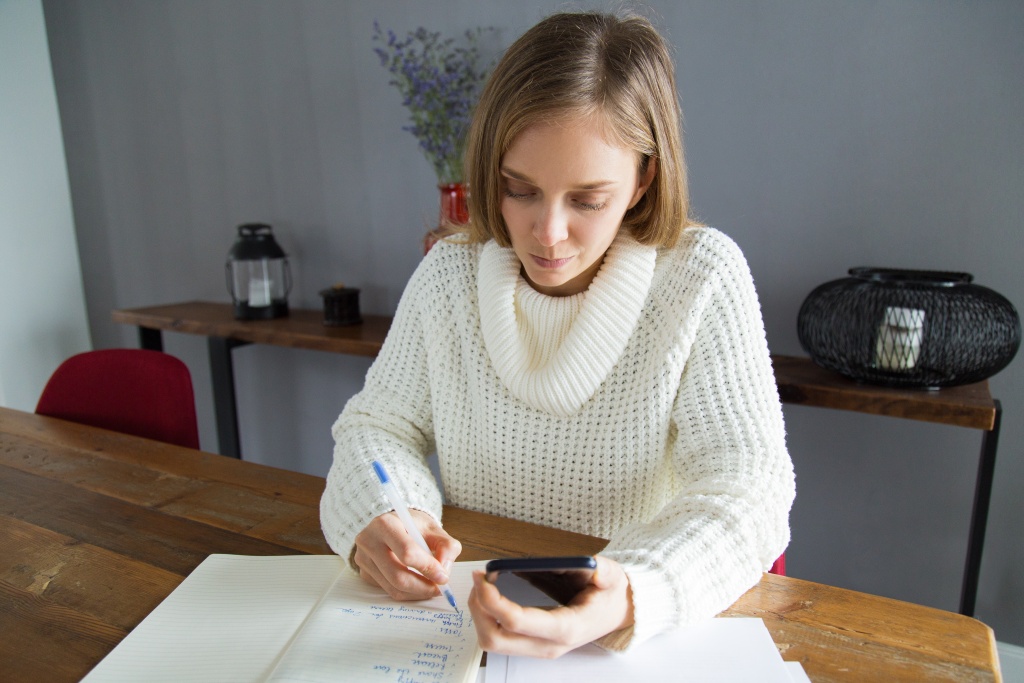 serious-young-woman-writing-down-task-notepad.jpg свитер