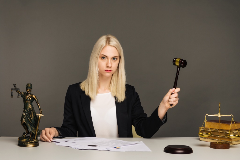 justice-scales-justice-hammer-litigation-document-female-lawyer-working-lawyer-office.jpg судья