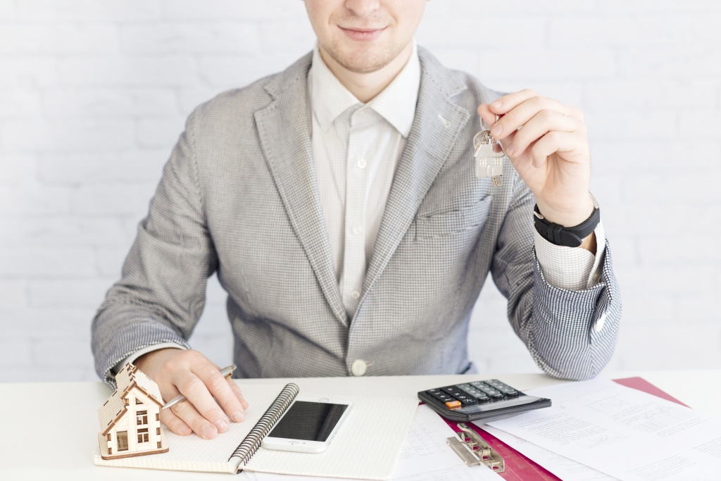 smiling-agent-giving-keys.jpg костюм