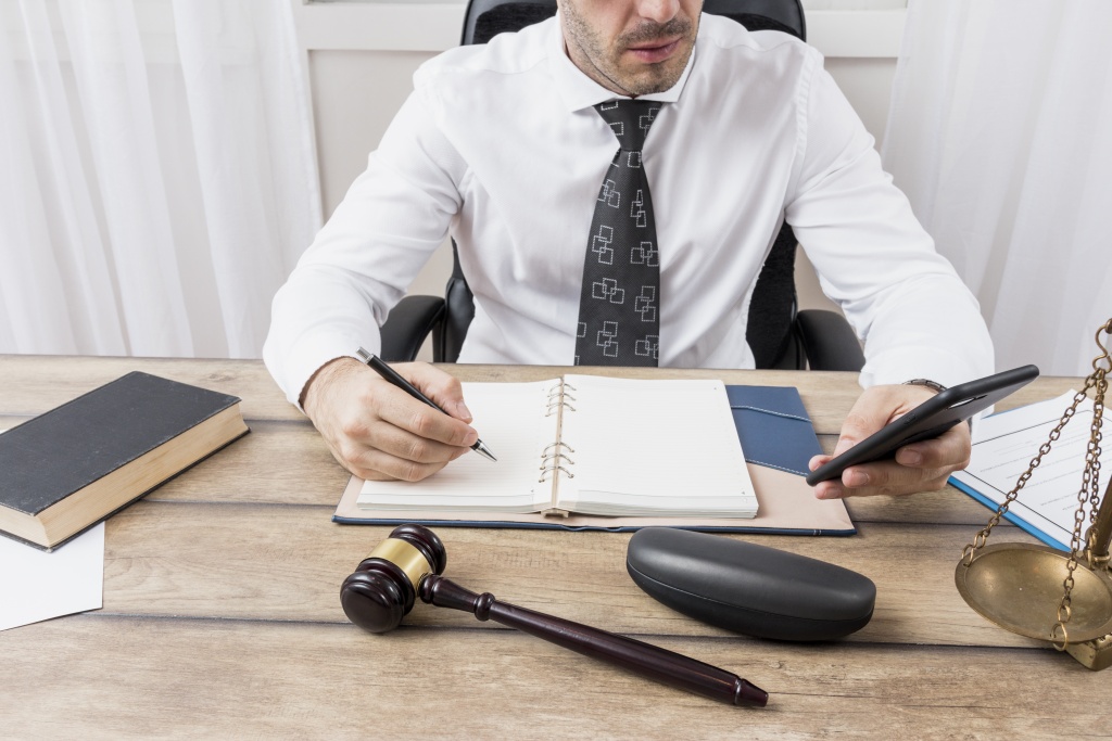 lawyer-with-smartphone.jpg сотрудник